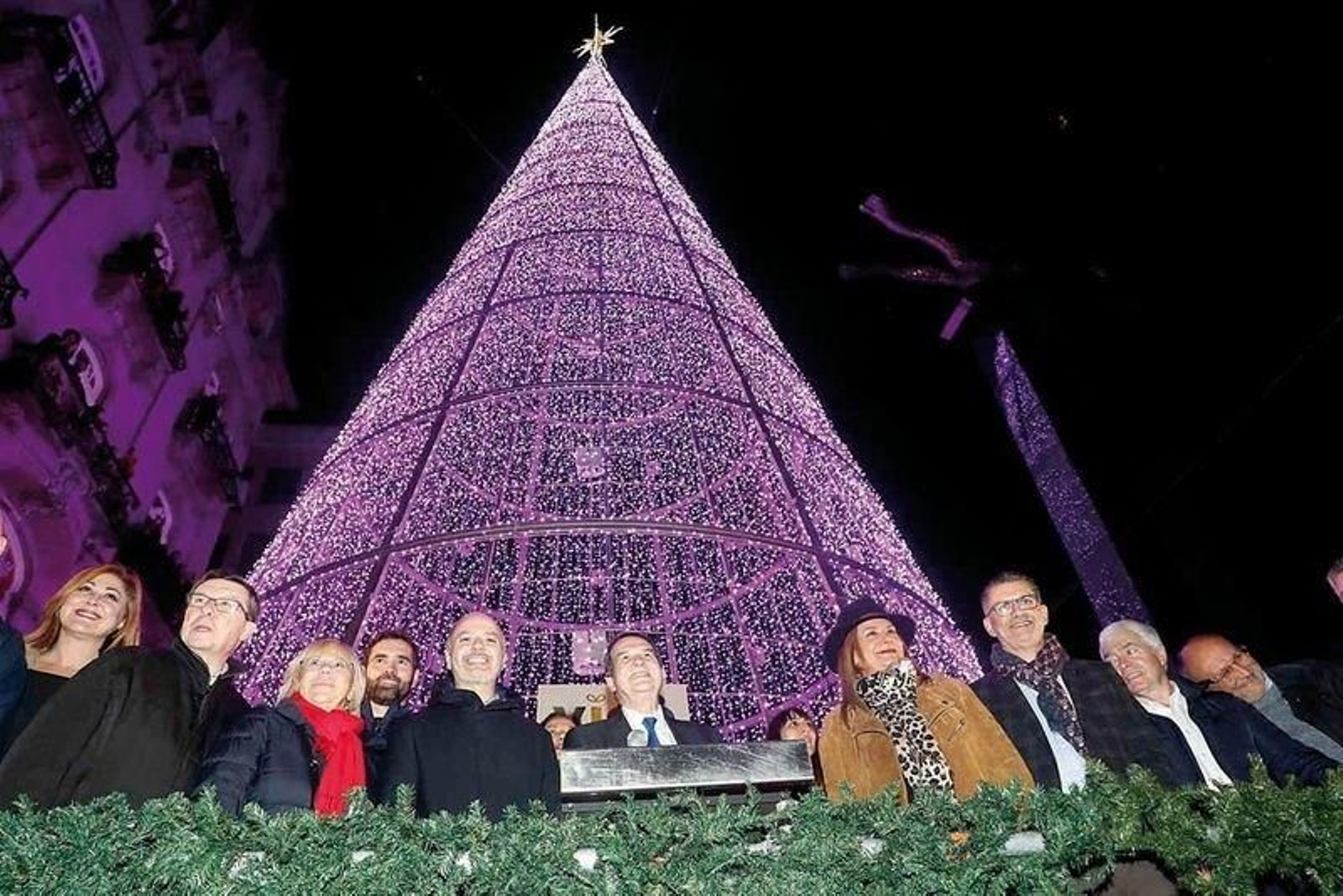 El encendido de la Navidad tuvo lugar ante el gran árbol de Porta do Sol, presidido por el alcalde Abel Caballero, acompañado del gobierno vigués.