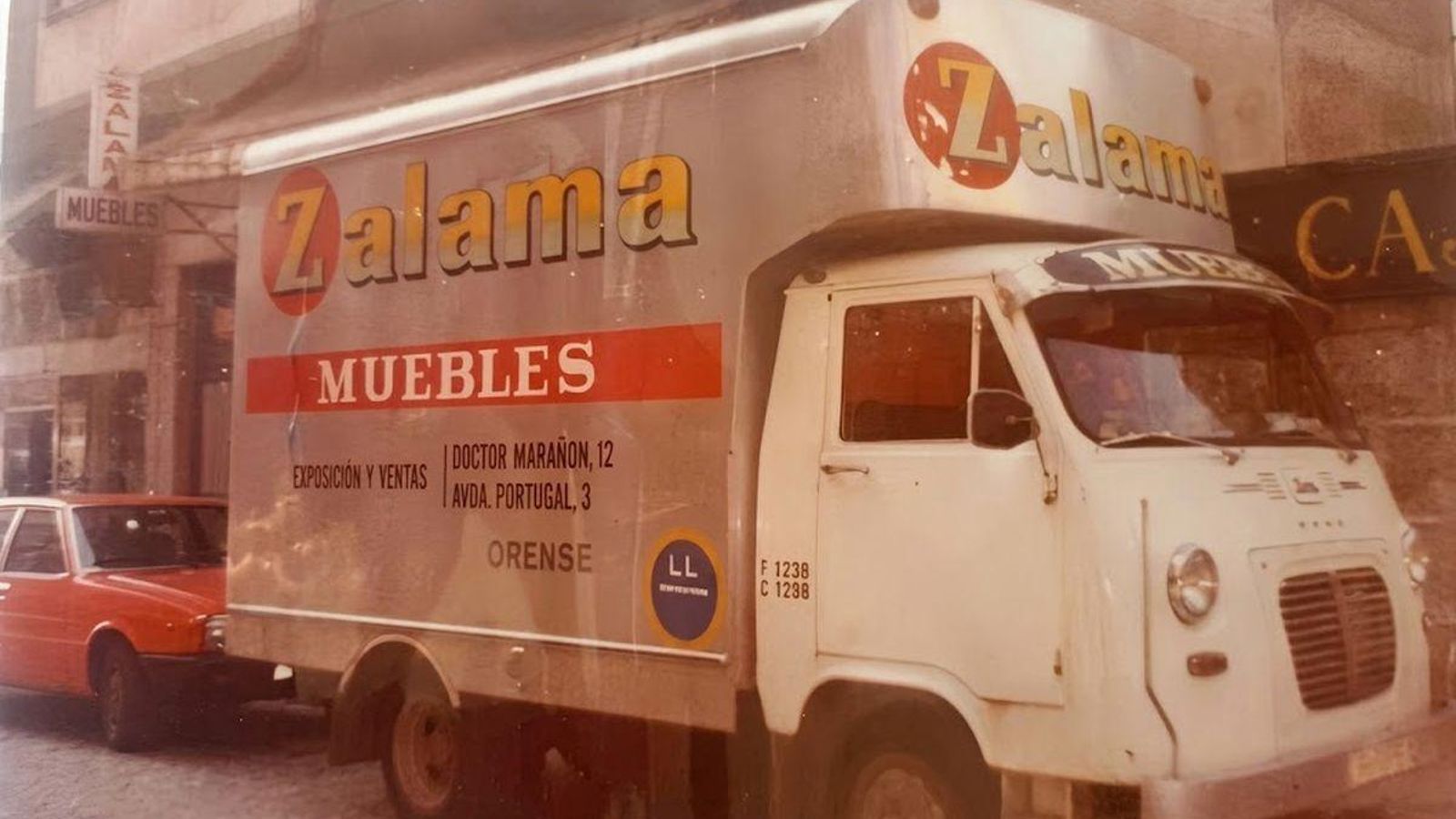 Una camión de reparto de Muebles Zalama.