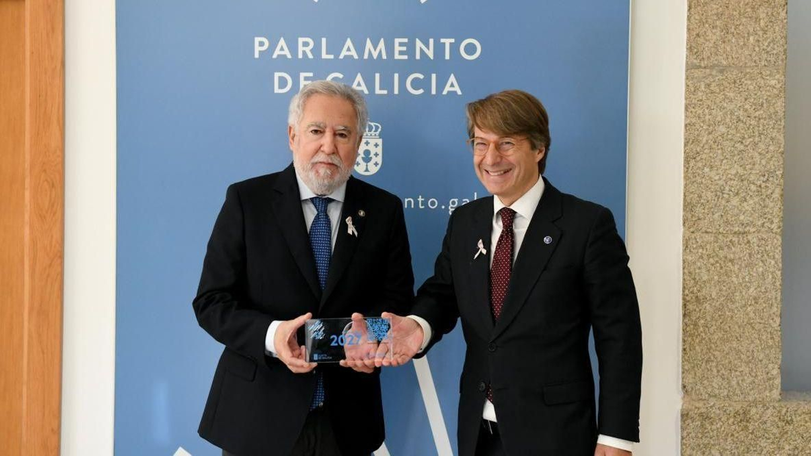 Miguel Santalices, presidente del Parlamento, recibe los Orzamentos de manos de Corgos.