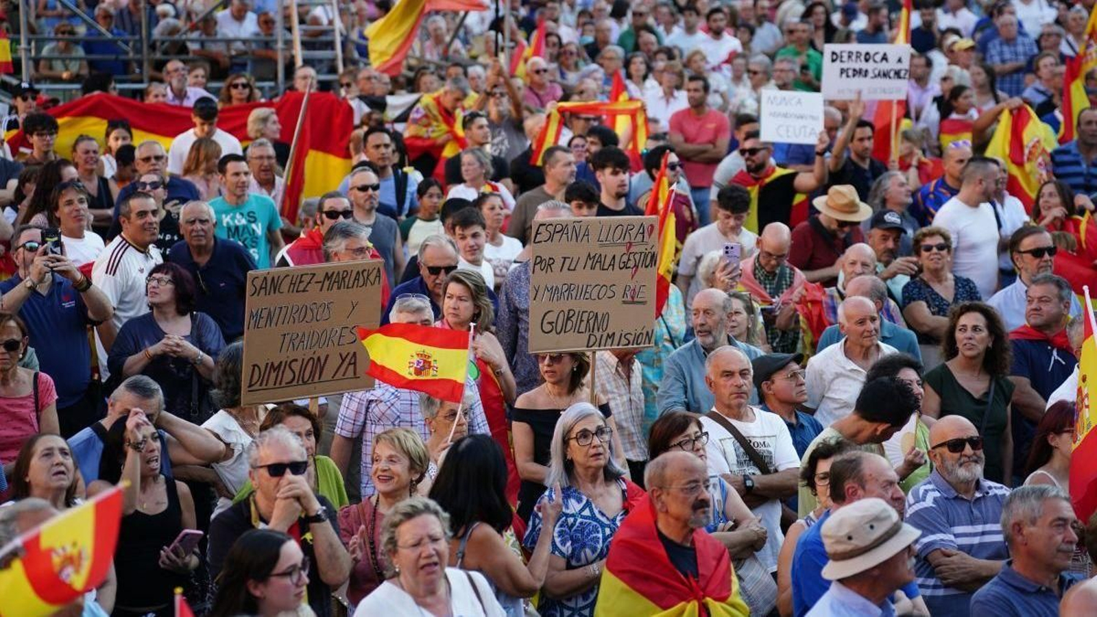 Ciudadanos en las calles de Salamanca apoyando a Ceuta ante la crisis migratoria que se está viviendo en el país.
