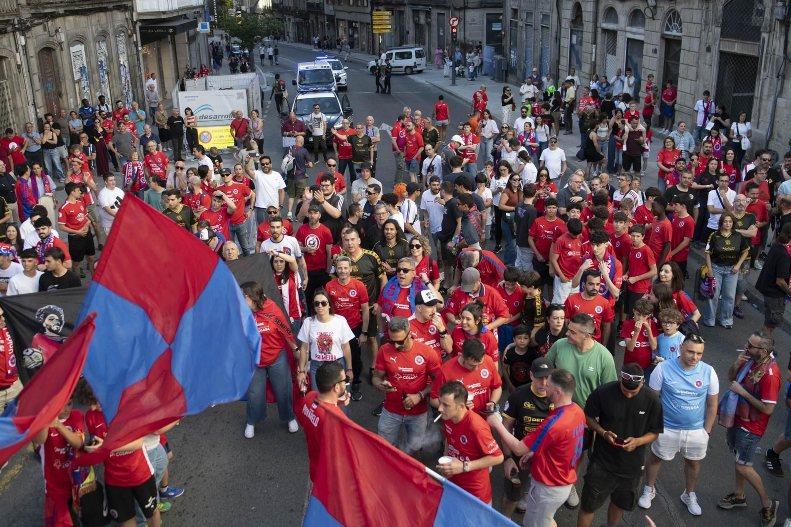Galería | La aplaudida acogida de los unionistas a la UD Ourense contrasta con la pitada a Jácome en la Plaza Mayor, en fotos