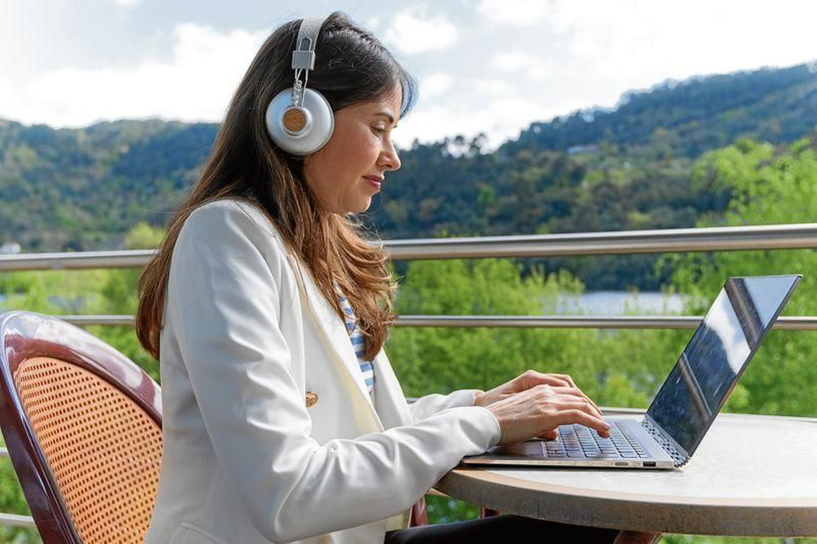 Laura Opazo teletrabajando en el Hotel Balneario Caldaria de Laias.