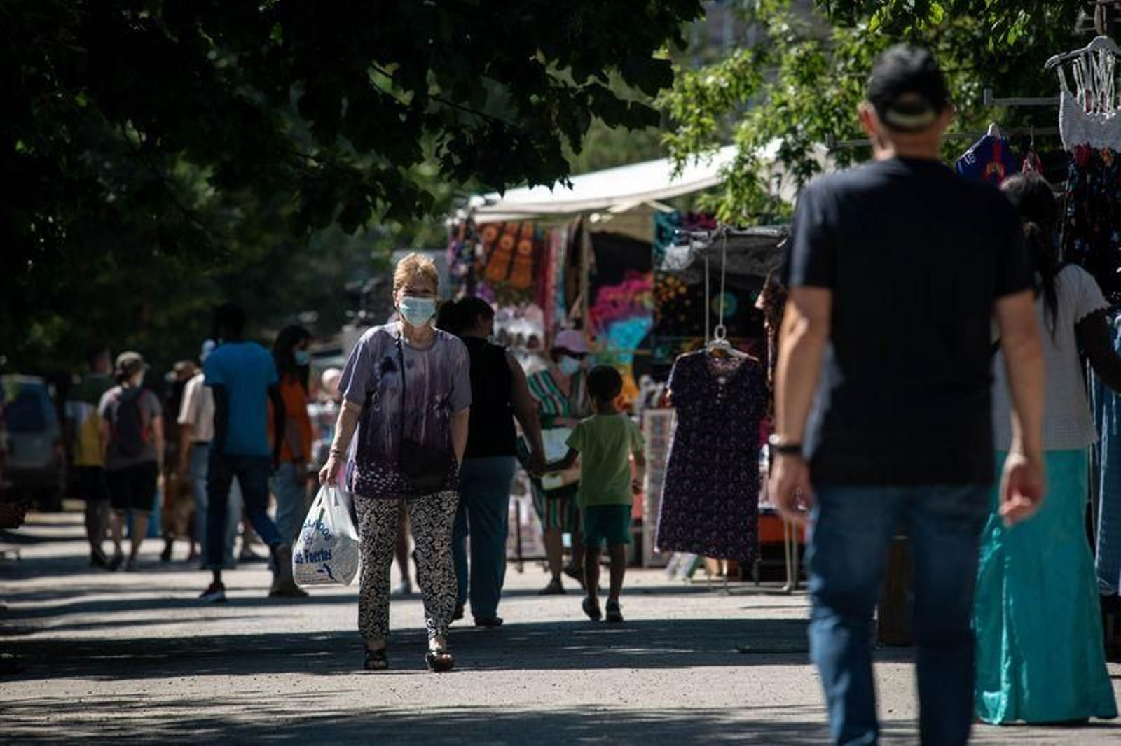 La feria de Ourense, con medidas de prevención del coronavirus (ÓSCAR PINAL).