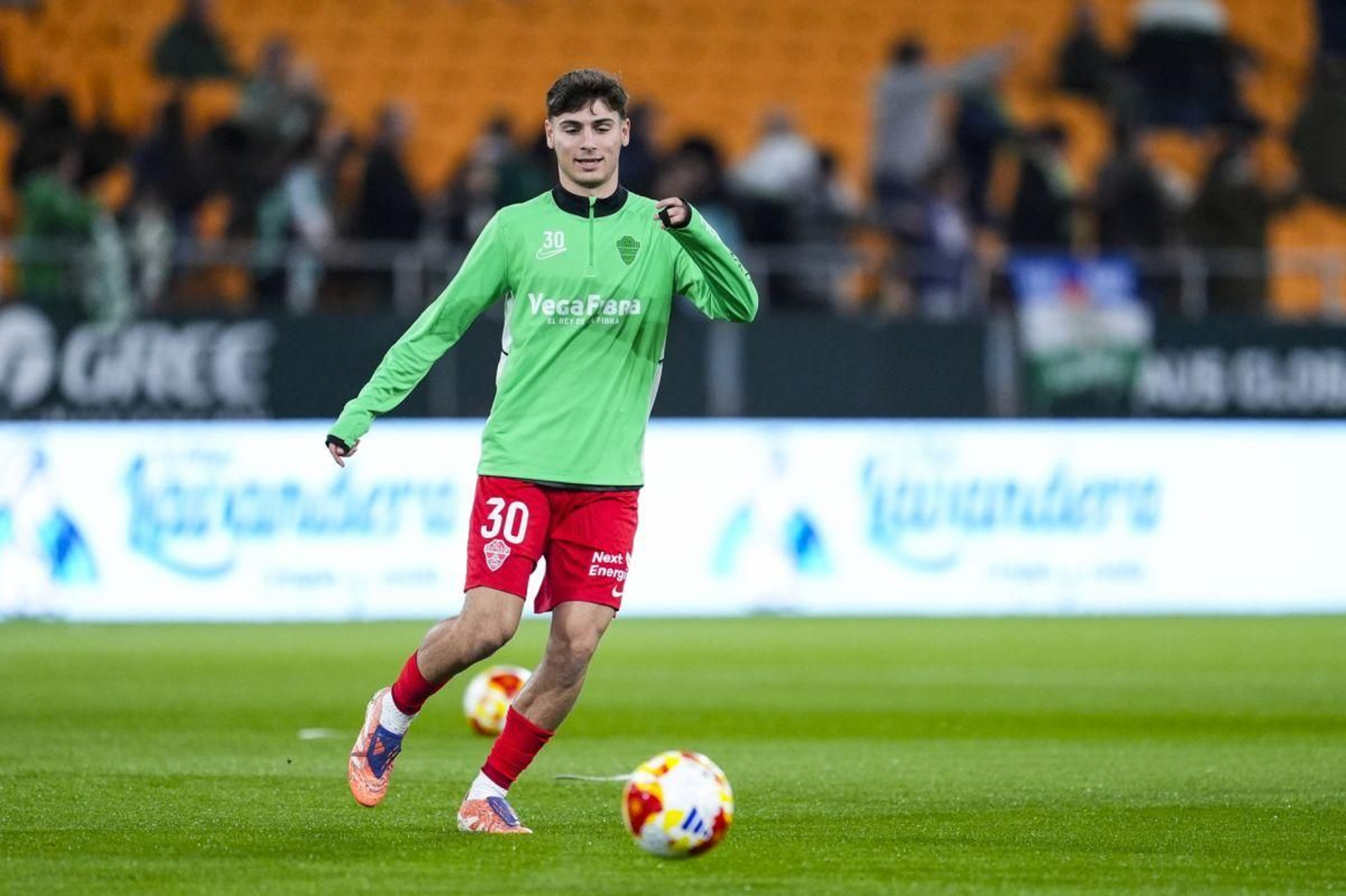 El ya exjugador del Elche Rodrigo Mendoza, en un calentamiento.