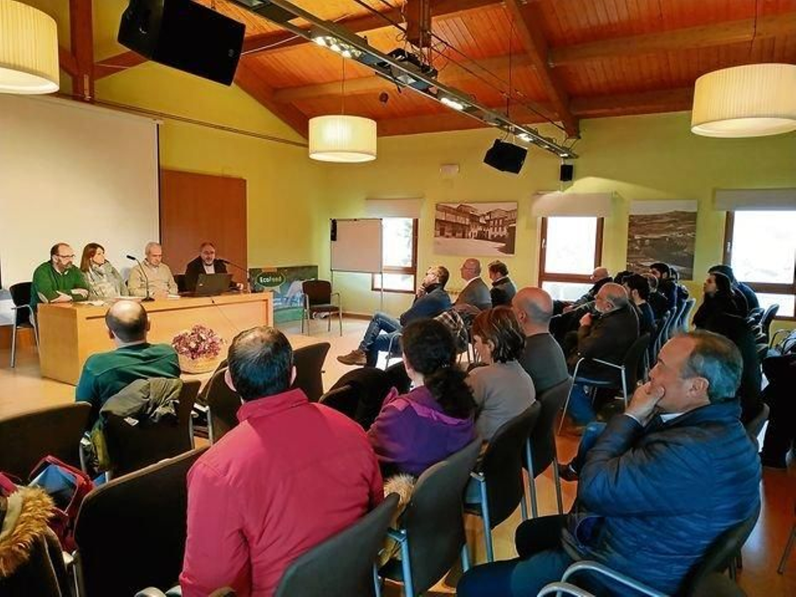 Un momento de la presentación de la jornada que este jueves se desarrolló en el Fogar dos Maiores. (L. F.)