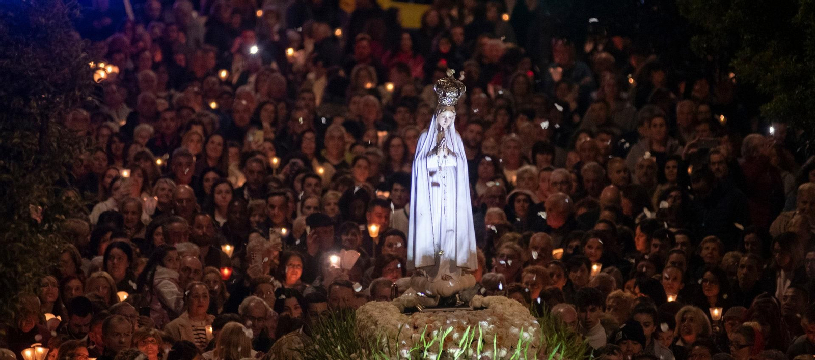 Miles de personas recorrieron las calles de Ourense junto a la Virgen de Fátima.