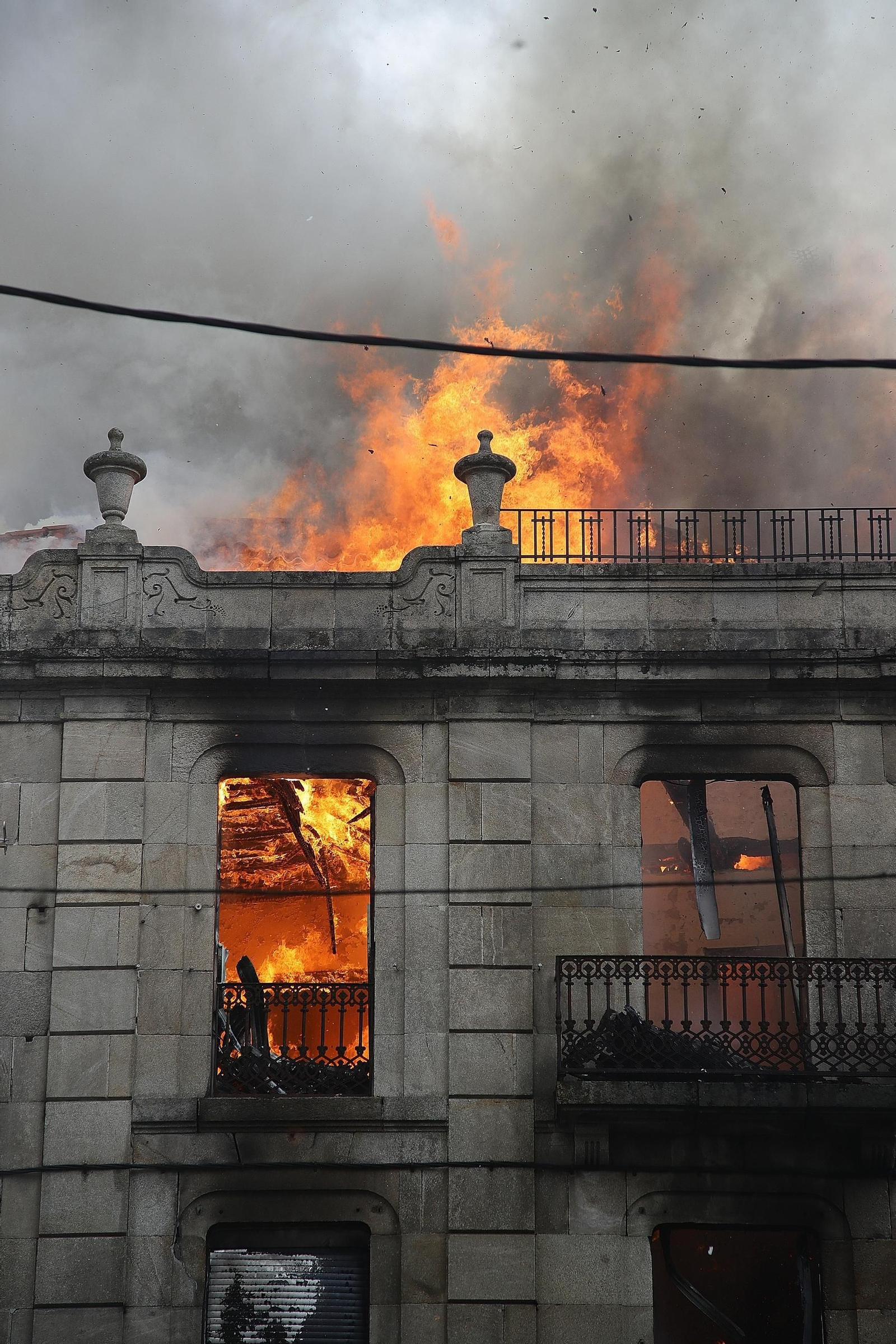 Galería | Así fue el voraz fuego que calcinó un edificio en A Ponte, en imágenes