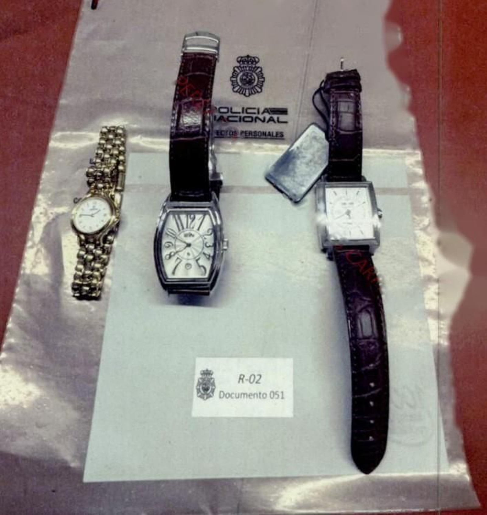 Galería | Zapatero guardaba decenas de joyas y relojes en una caja fuerte en su despacho, fotos