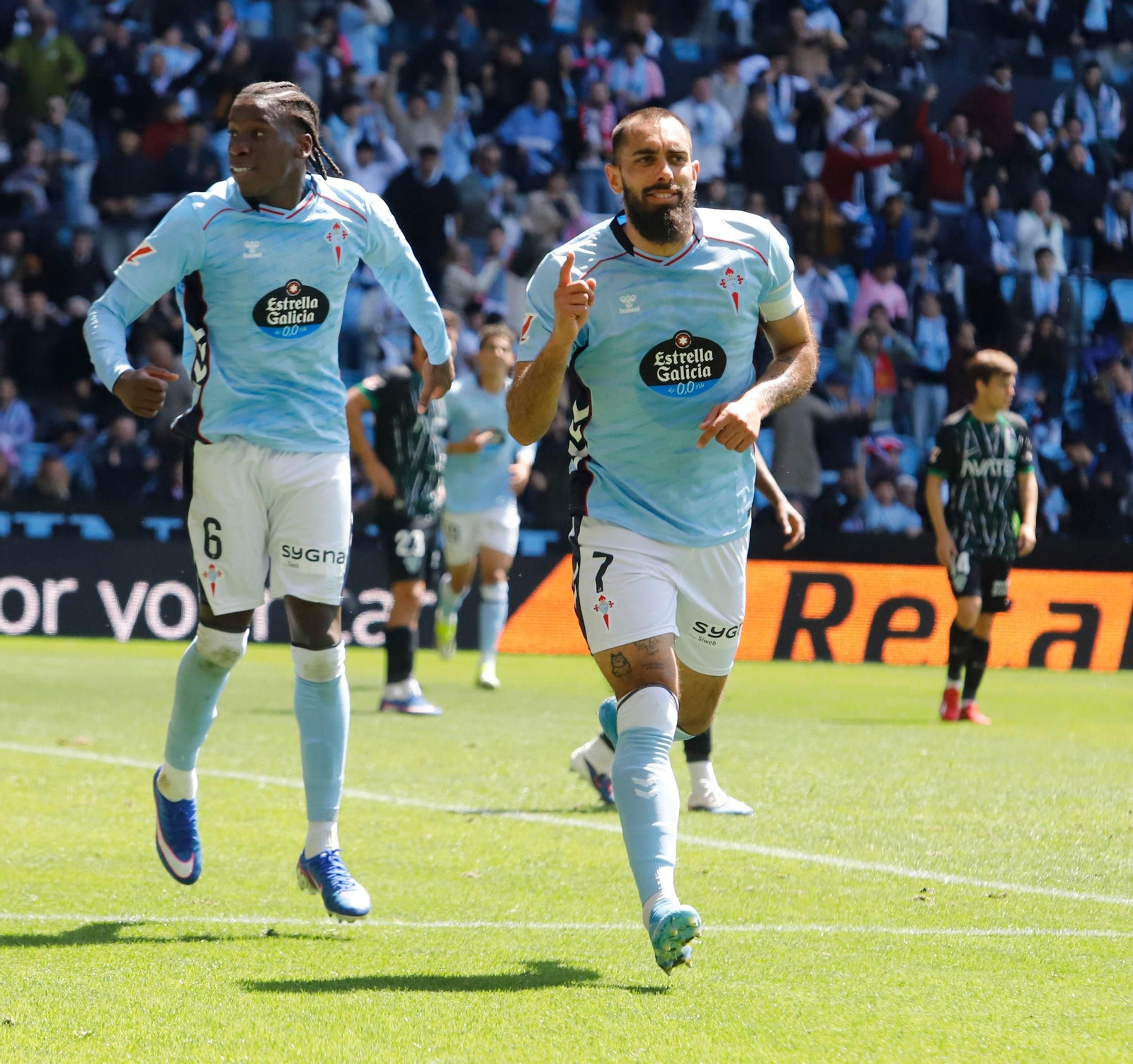 Borja Iglesias celebra su gol.