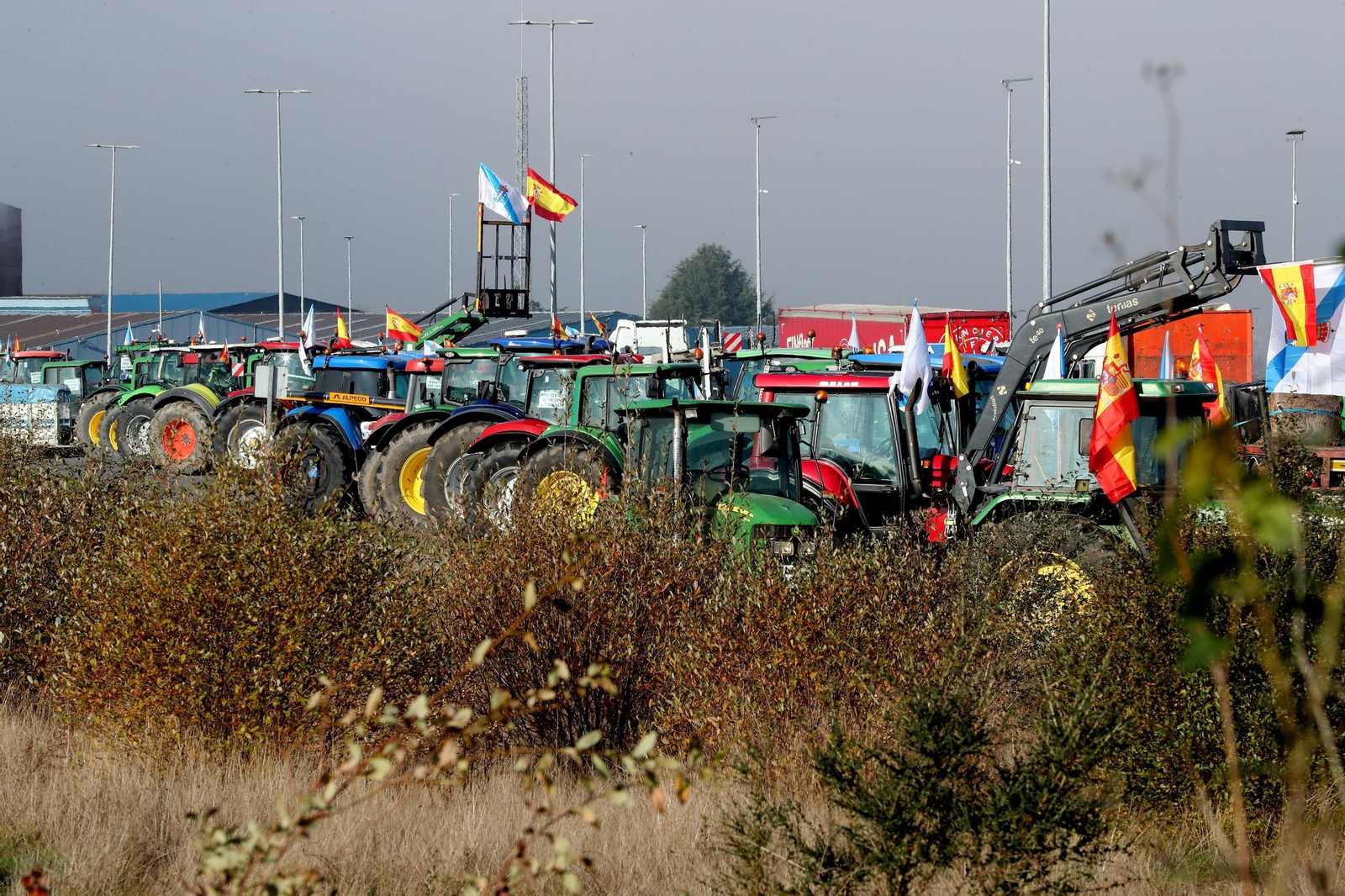 Galería | Los tractores toman Ourense y San Cibrao: "Se non estamos nós, vanse queimar ata as persianas dos edificios"