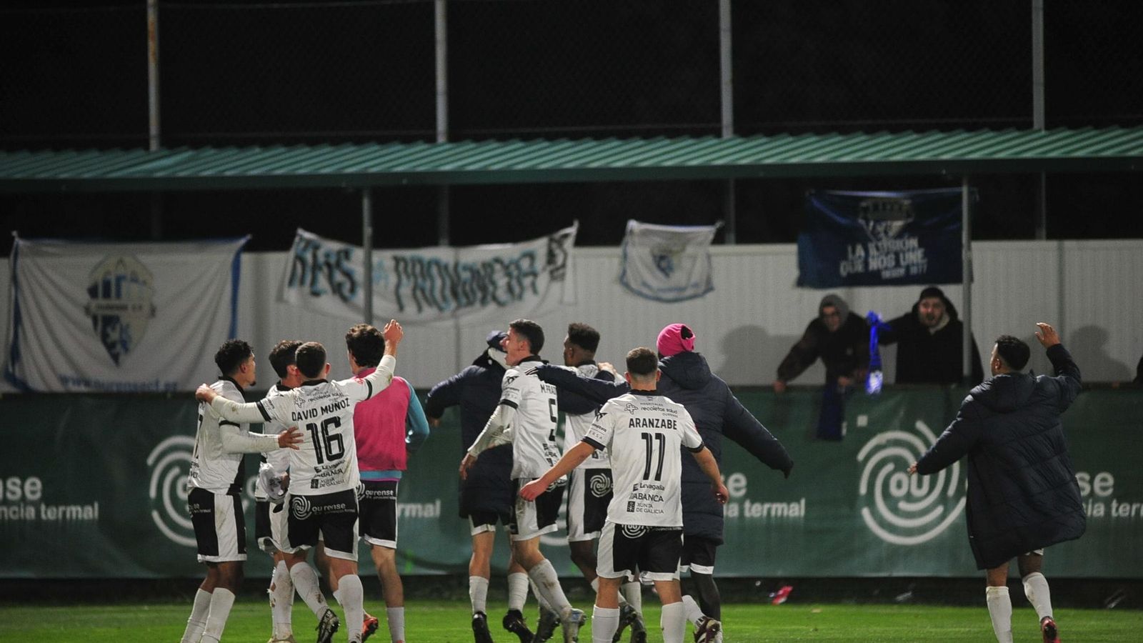 Galería | El frío domina el derbi ourensano entre Arenteiro y Ourense CF en Espiñedo