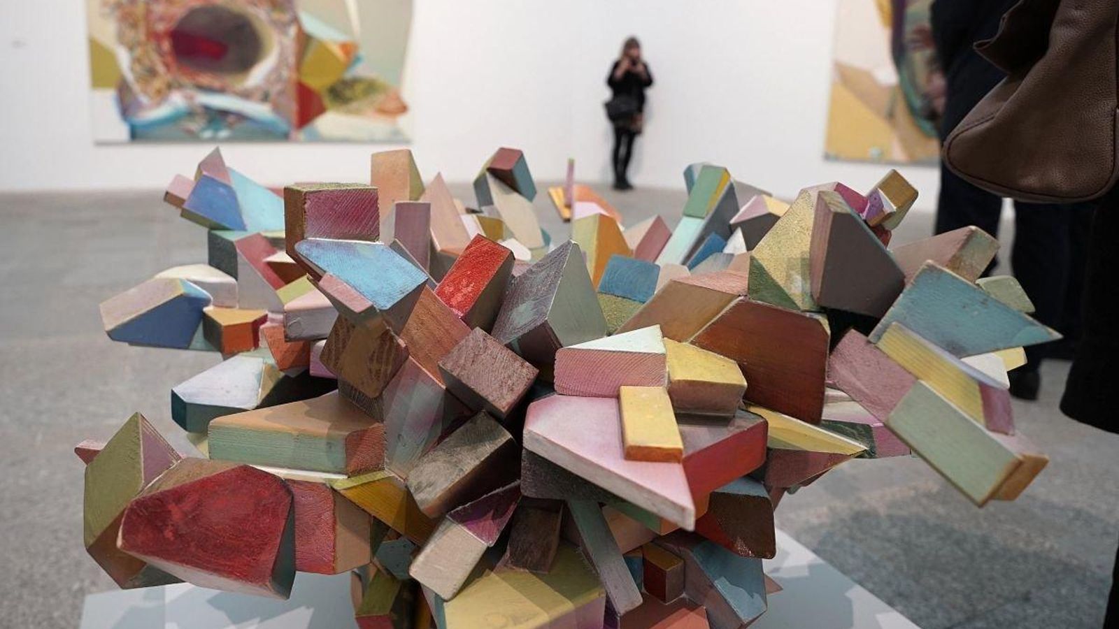 Una escultura realizada de madera.