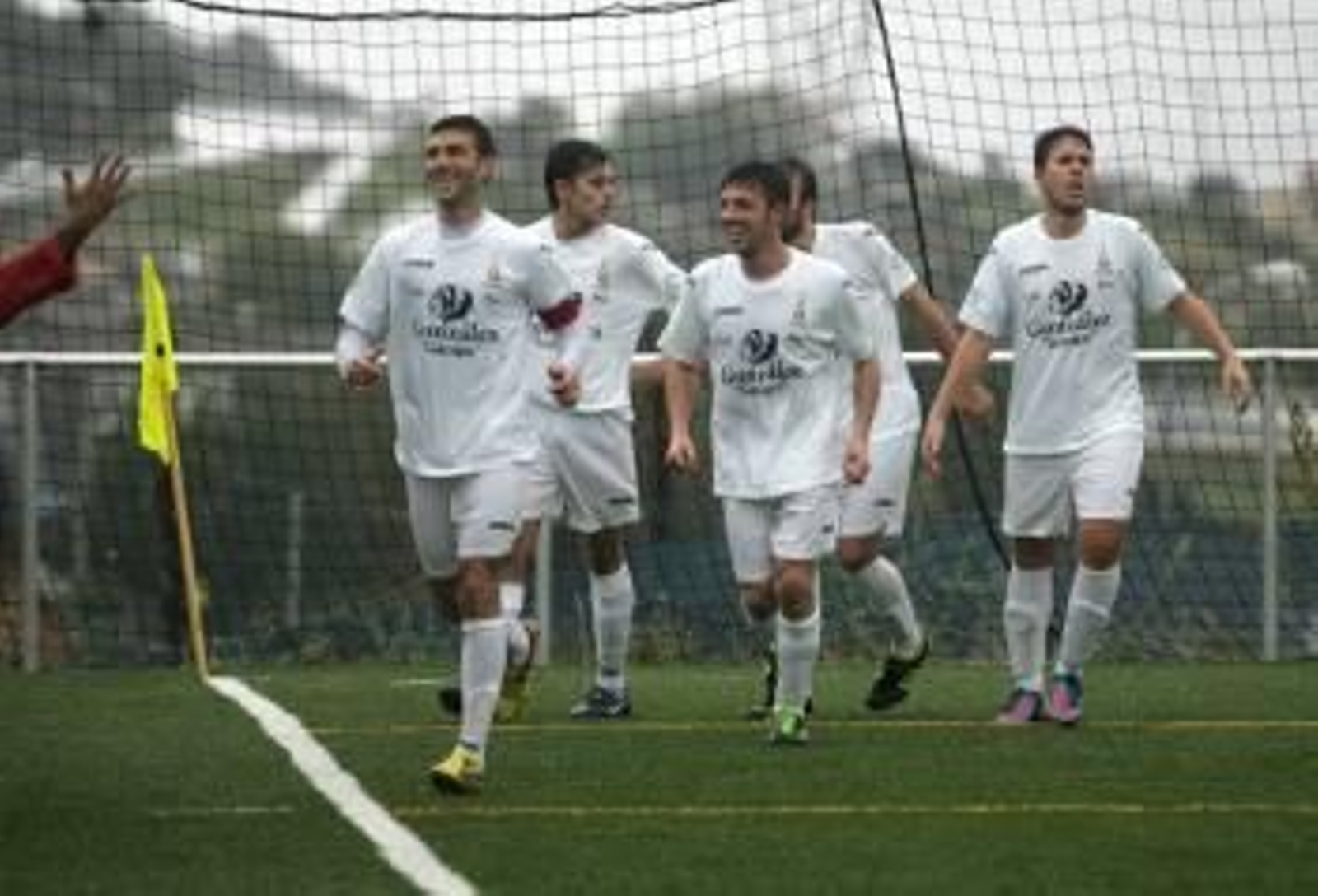 El capitán del Covadonga, Toni, celebra su segundo gol personal, el que terminó siendo el del triunfo. (Foto: MARCOS ATRIO)