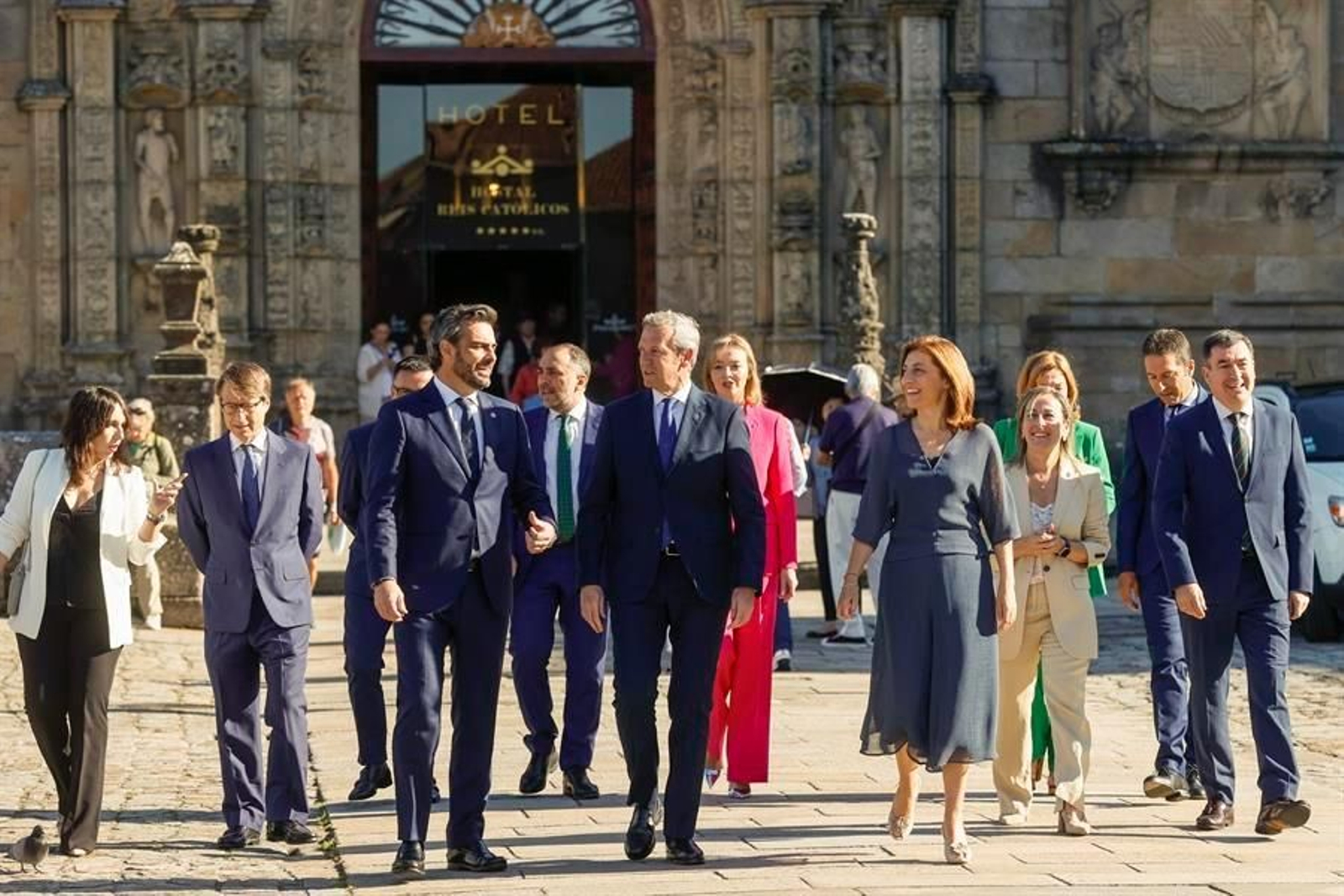 Rueda, rodeado de su nuevo equipo de gobierno en la Xunta. // EFE