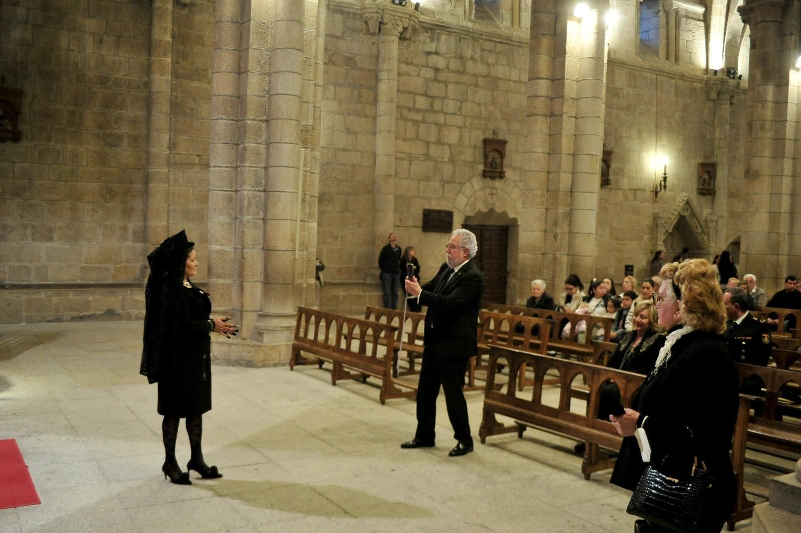 Miguel Santalices, presidente del Parlamenteo gallego, sacando na foto en la Catedral de Ourense