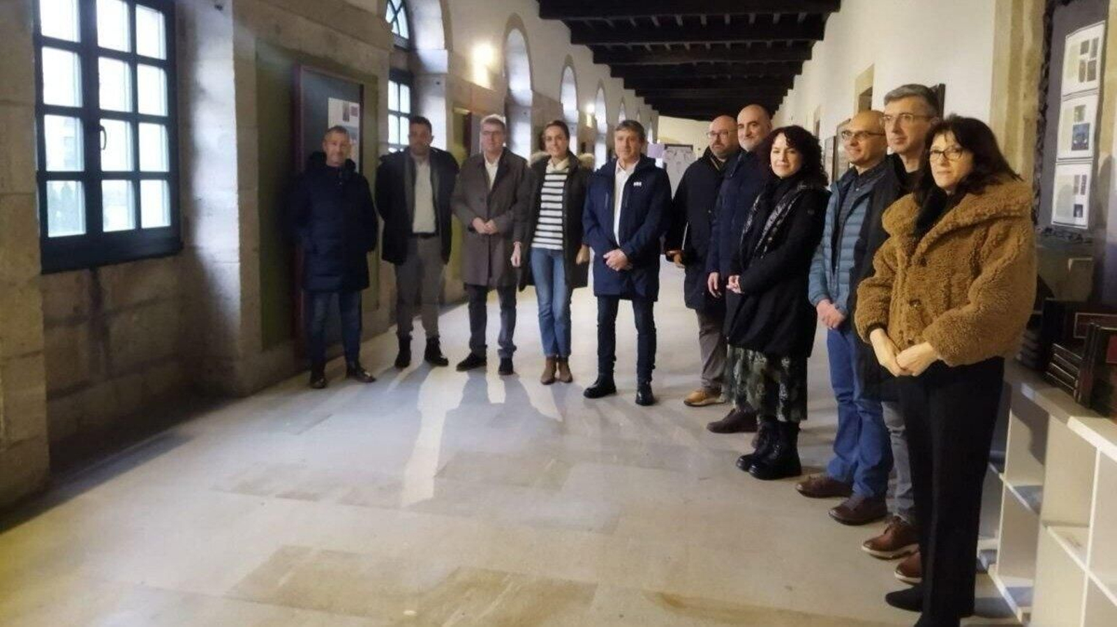 Representantes institucionales, del centro educativo y de la empresa adjudicataria ayer en O Poleiro.