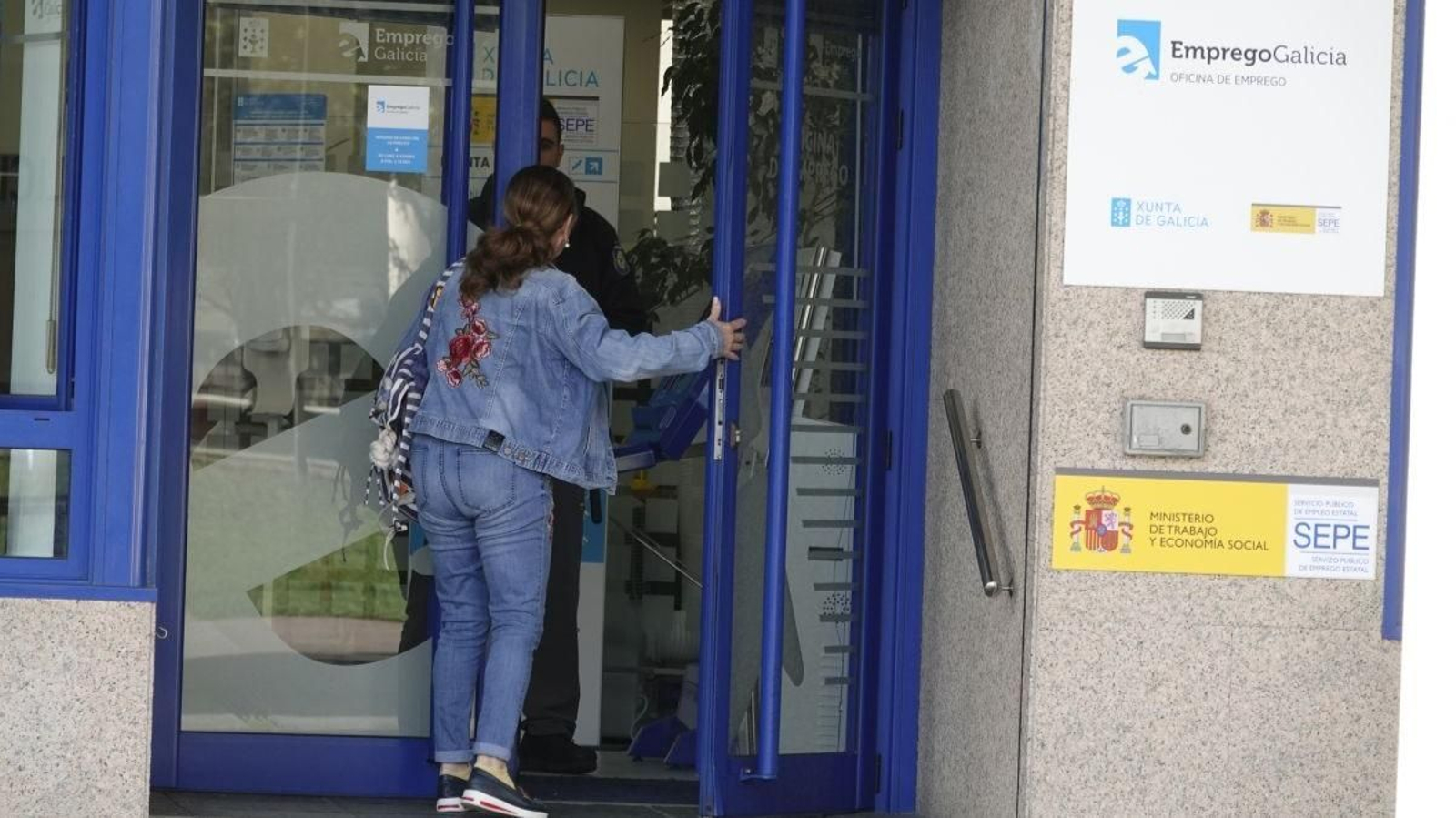 Una persona entrando en una oficina de los servicios públicos de empleo en Vigo.