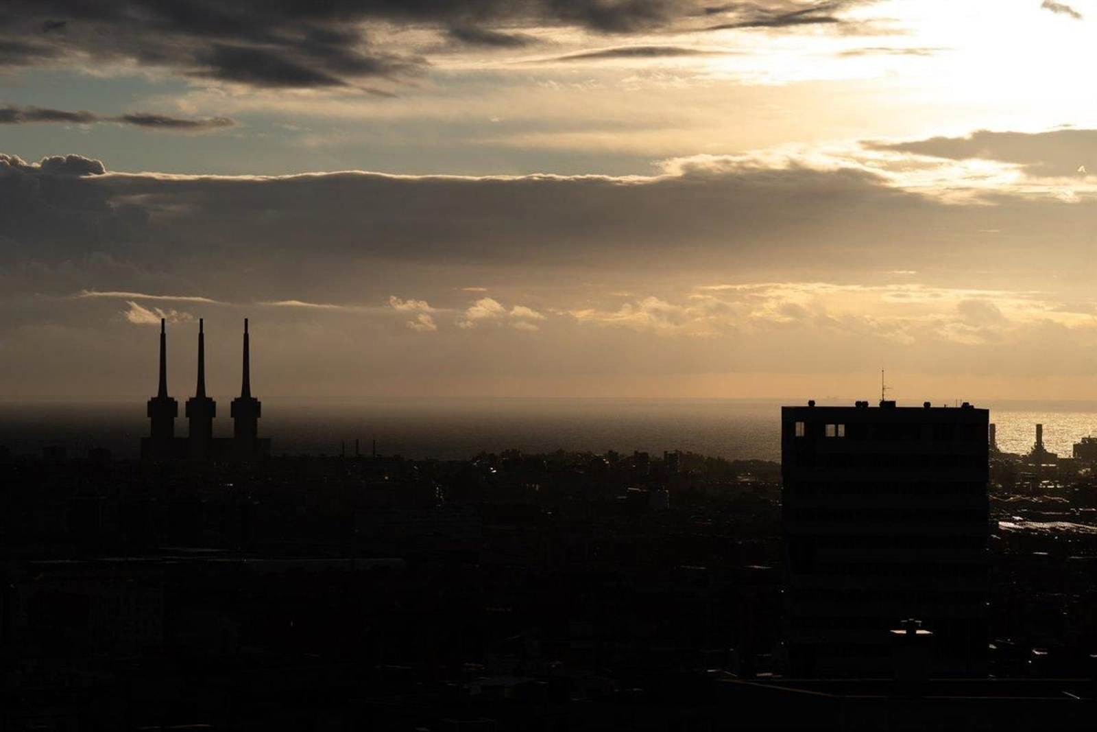 Vista del cielo y de las torres de las Tres Chimeneas de Sant Adrià del Besós en Barcelona.