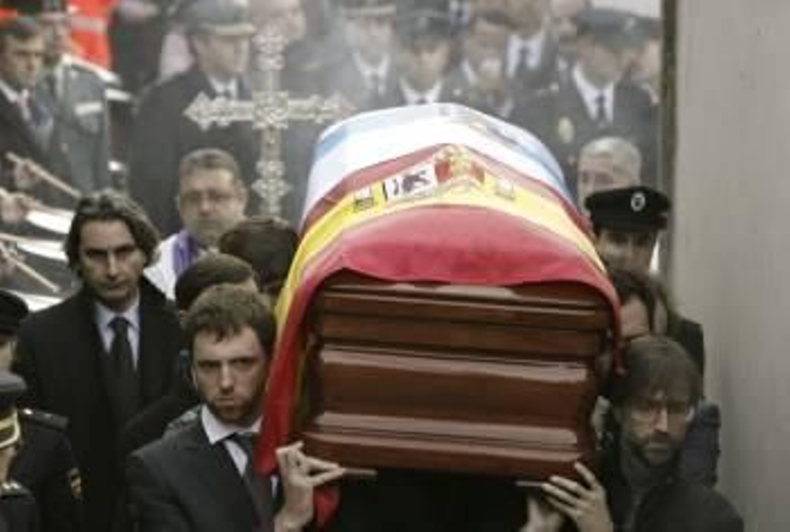 Familiares de Manuel Fraga portan el féretro durante el sepelio celebrado esta tarde en el Parroquia de Perbes (Foto: EFE)