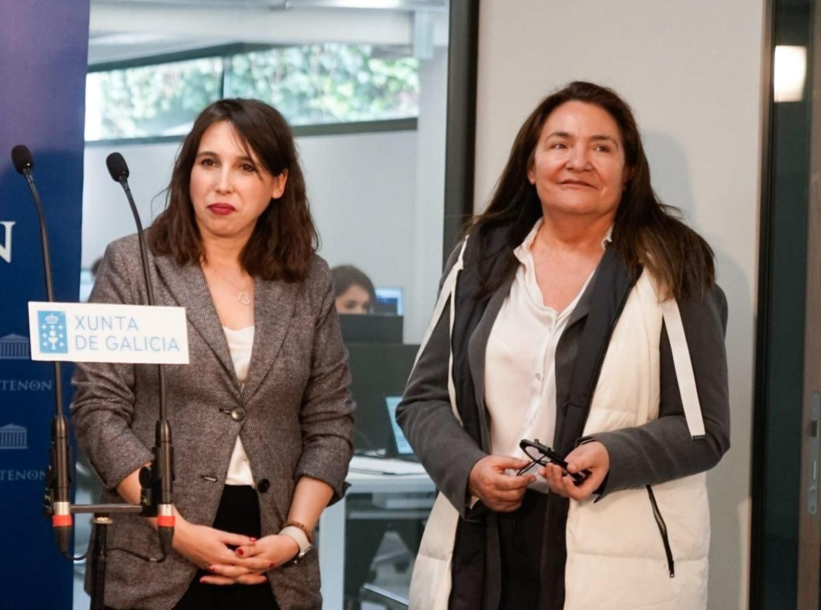 María Jesús Lorenzana, conselleira en funciones, con Ana Ortiz, este miércoles en Redondela.