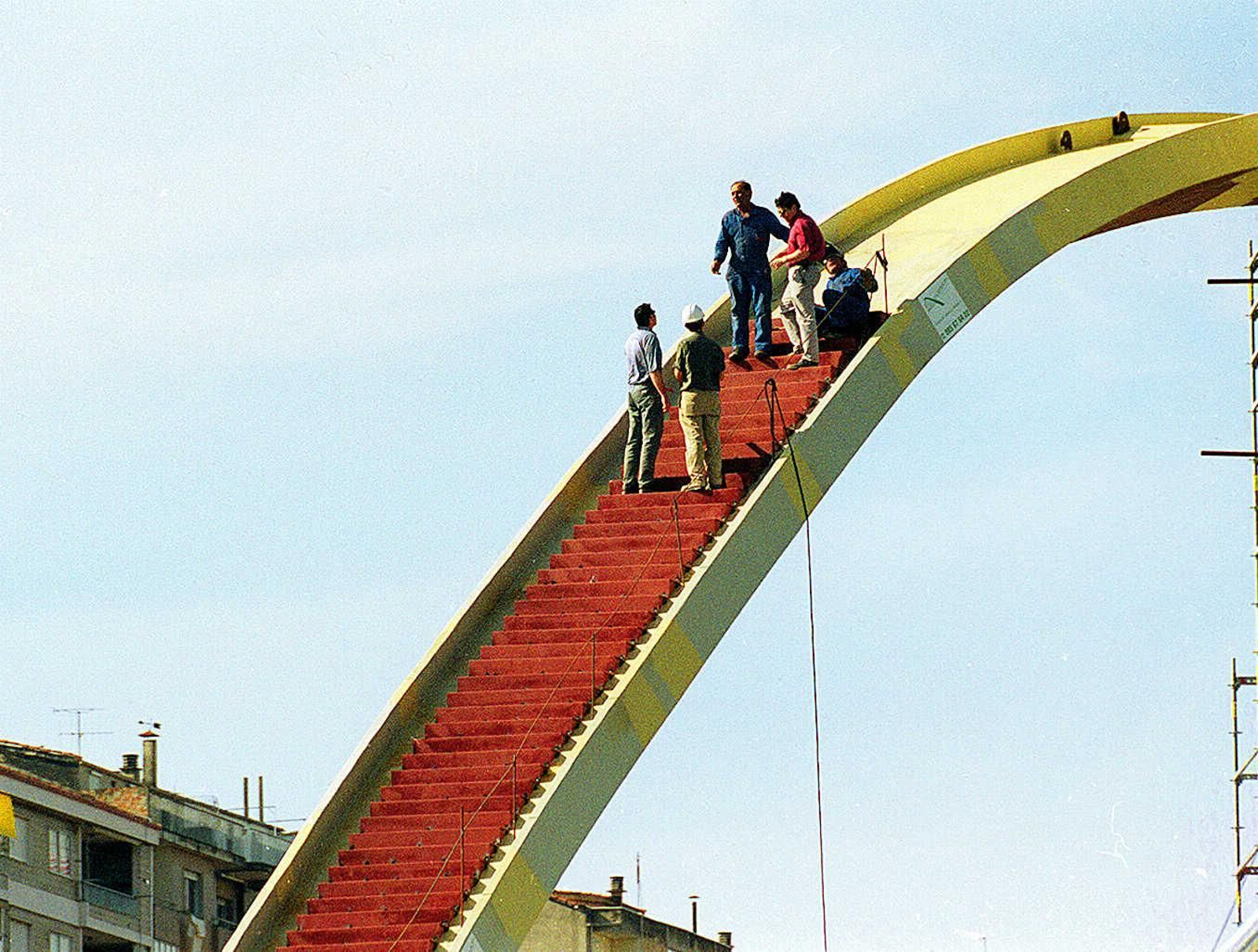 La construcción del emblemático Puente del Milenio hace 25 años cambiaba el skyline de Ourense, en fotos
