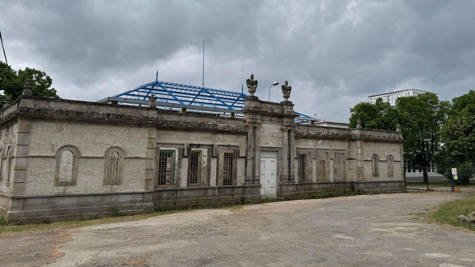 Estado actual del edificio del balneario histórico de Fontenova, con la planta embotelladora aún en funcionamiento al fondo.
