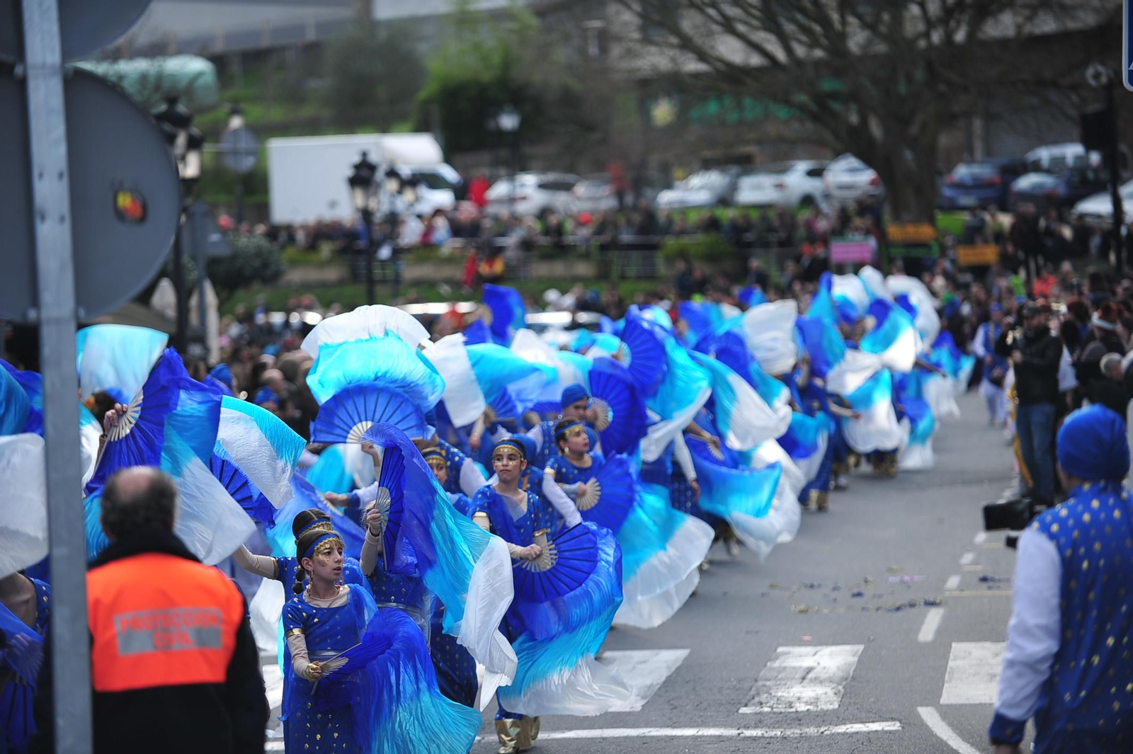 Galería | Color y retranca se pasean por las calles de A Valenzá durante su Martes de Entroido