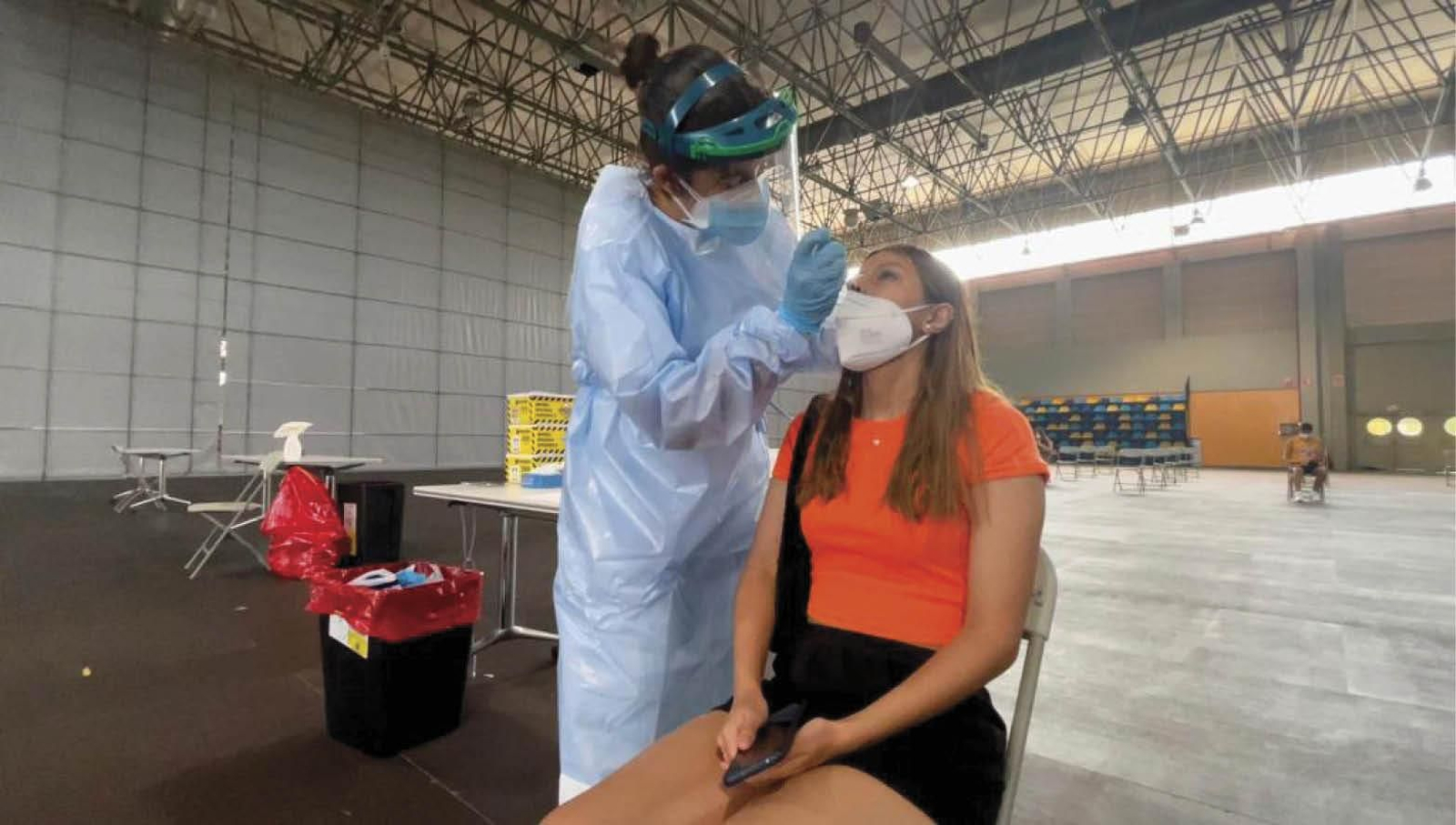 Una joven en la prueba PCR tras vacunarse en Expourense.