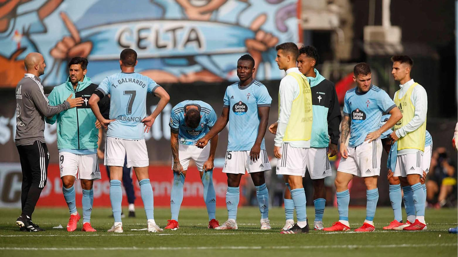 Jugadores del Celta, con el defensa ghanés Joseph Aidoo en el centro, al final del partido disputado ayer en el estadio de Balaídos.