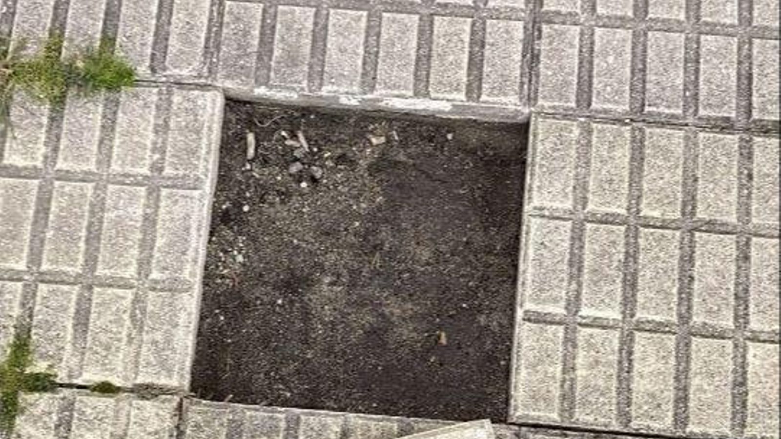 Baldosas en mal estado que propician los tropiezos, más cuando están mojadas por la lluvia. 