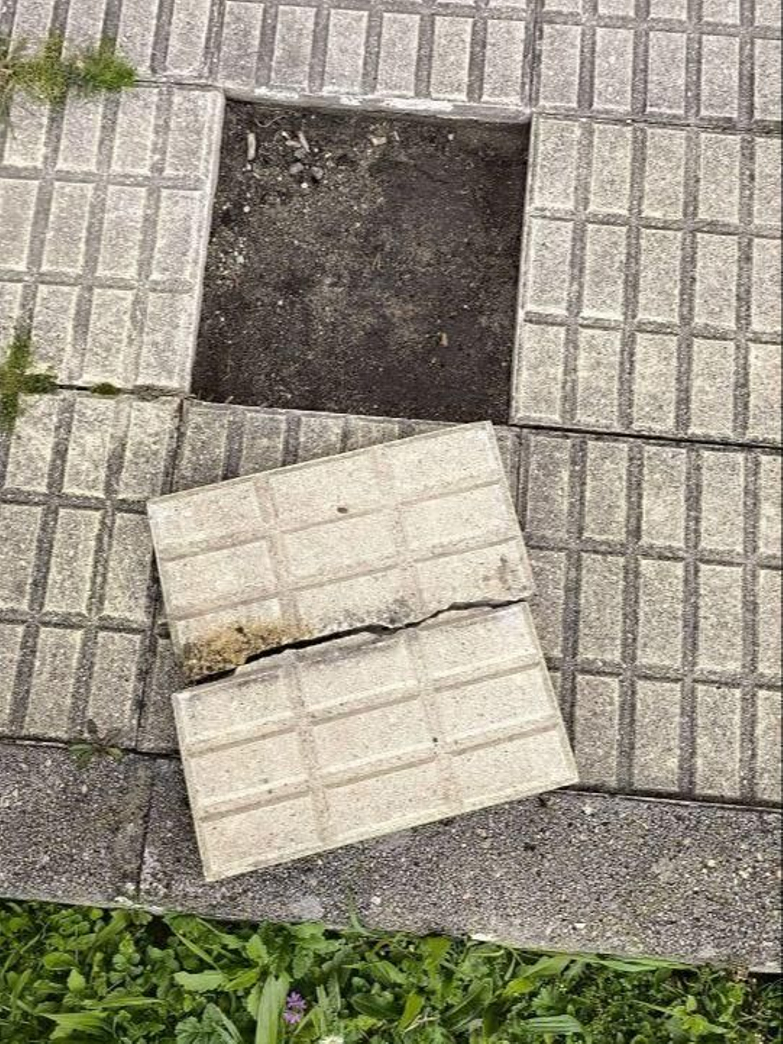 Baldosas en mal estado.