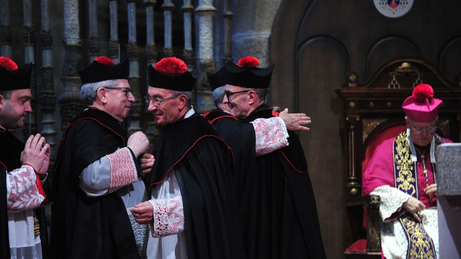 Honores a los nuevos capitulares