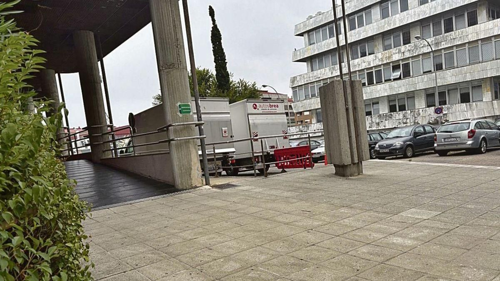 Imagen de los furgones que están retirando material del interior del edificio de la calle Lalín.