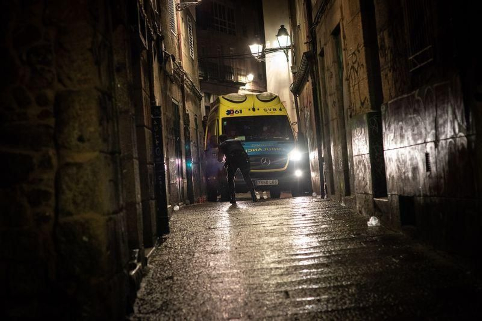 Operativo de rescate de un joven atrapado en un edificio en Ourense // FOTO: ÓSCAR PINAL