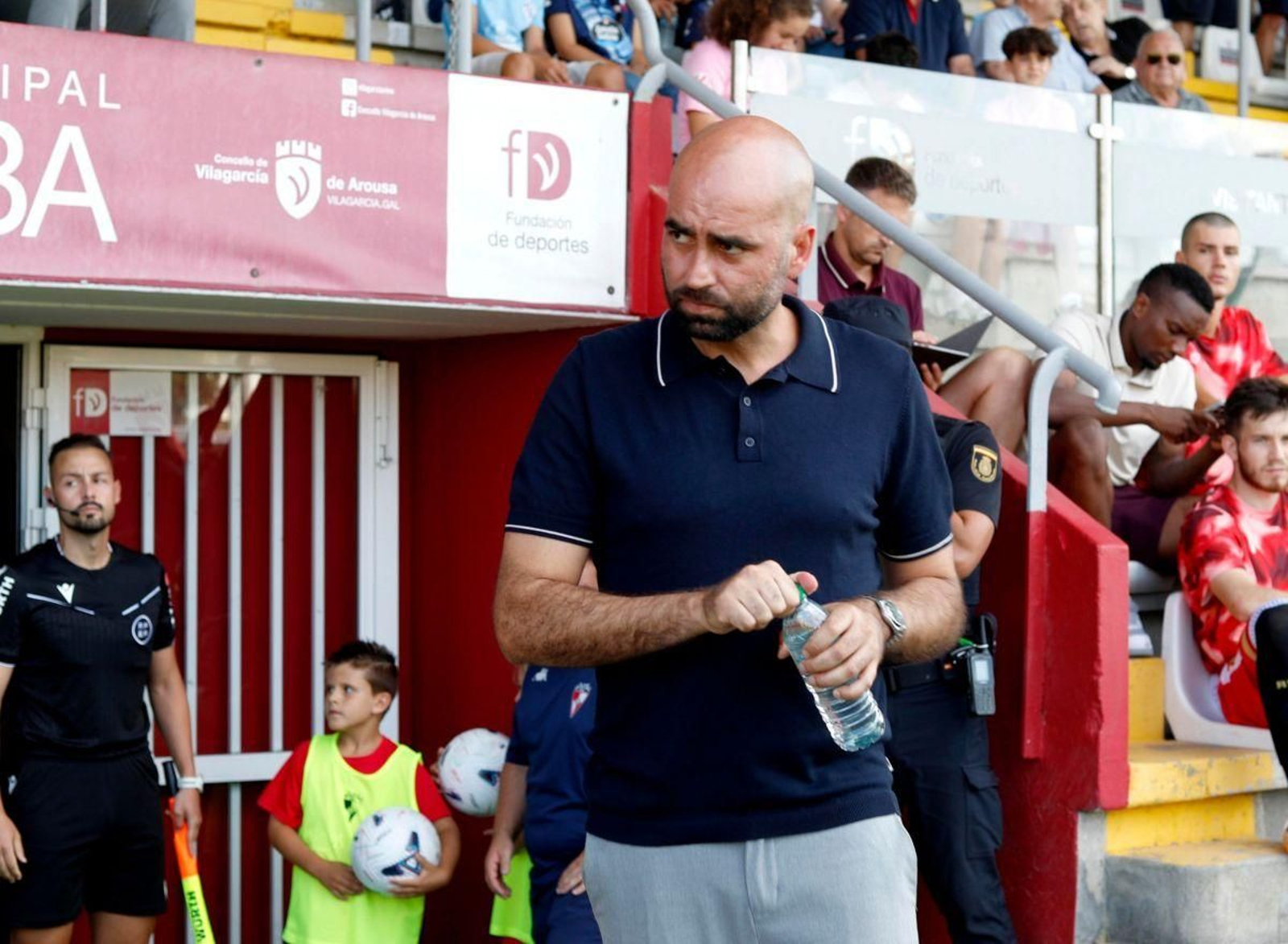 Claudio Giráldez, ayer en A Lomba antes del inicio del partido.