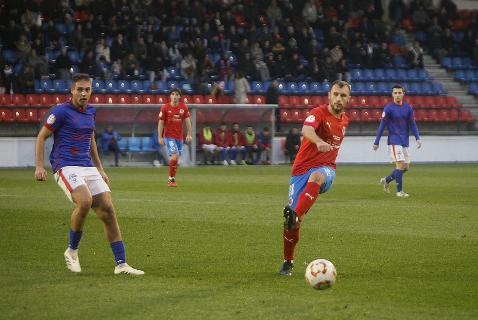 El lateral izquierdo de la UD Ourense Álex Cabarcos realiza un pase ante un contrario.