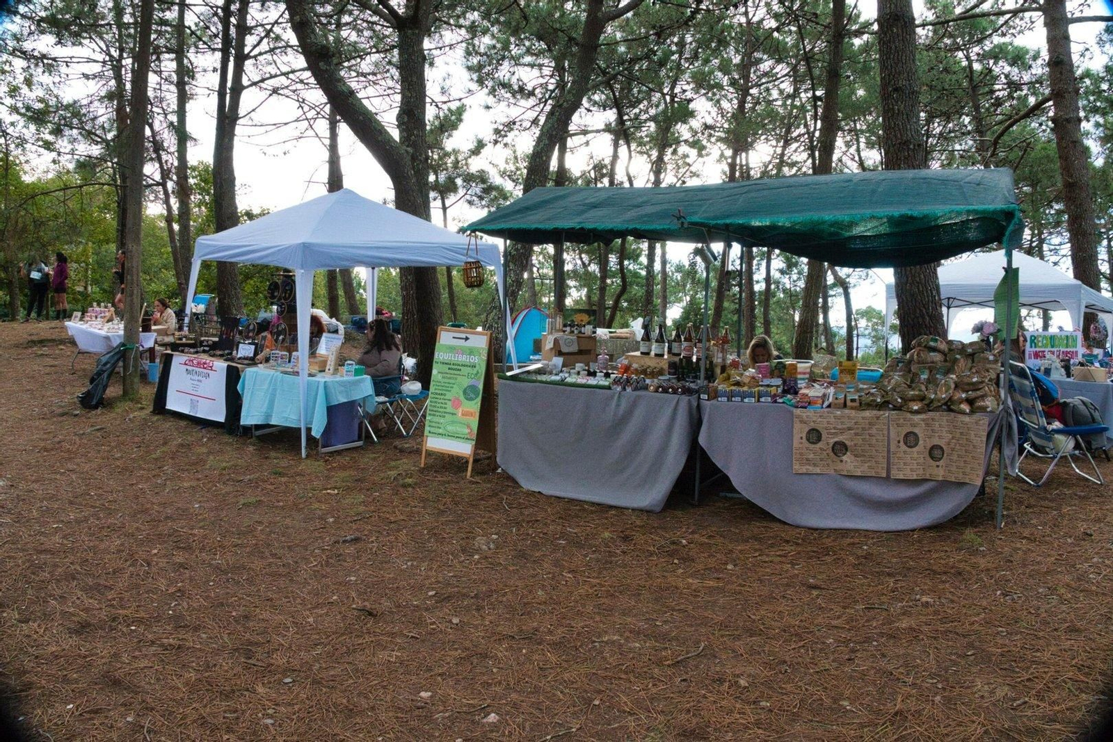 Puestos de comida en la carrera femenina en Monteferro.