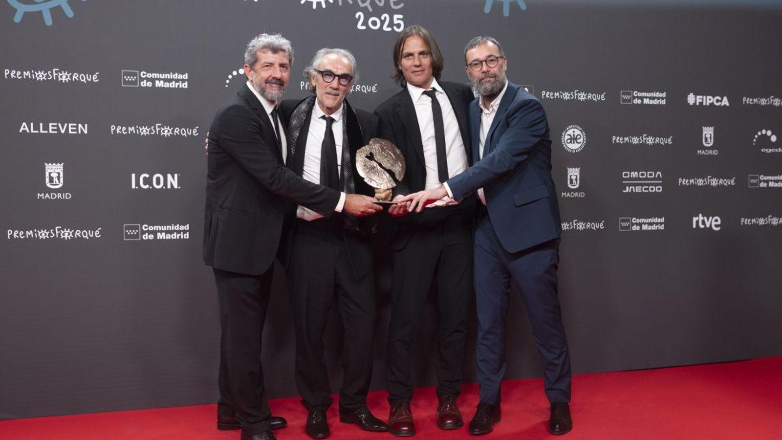 El equipo de “Anatomía de un instante”, con el premio a Mejor serie de ficción.  