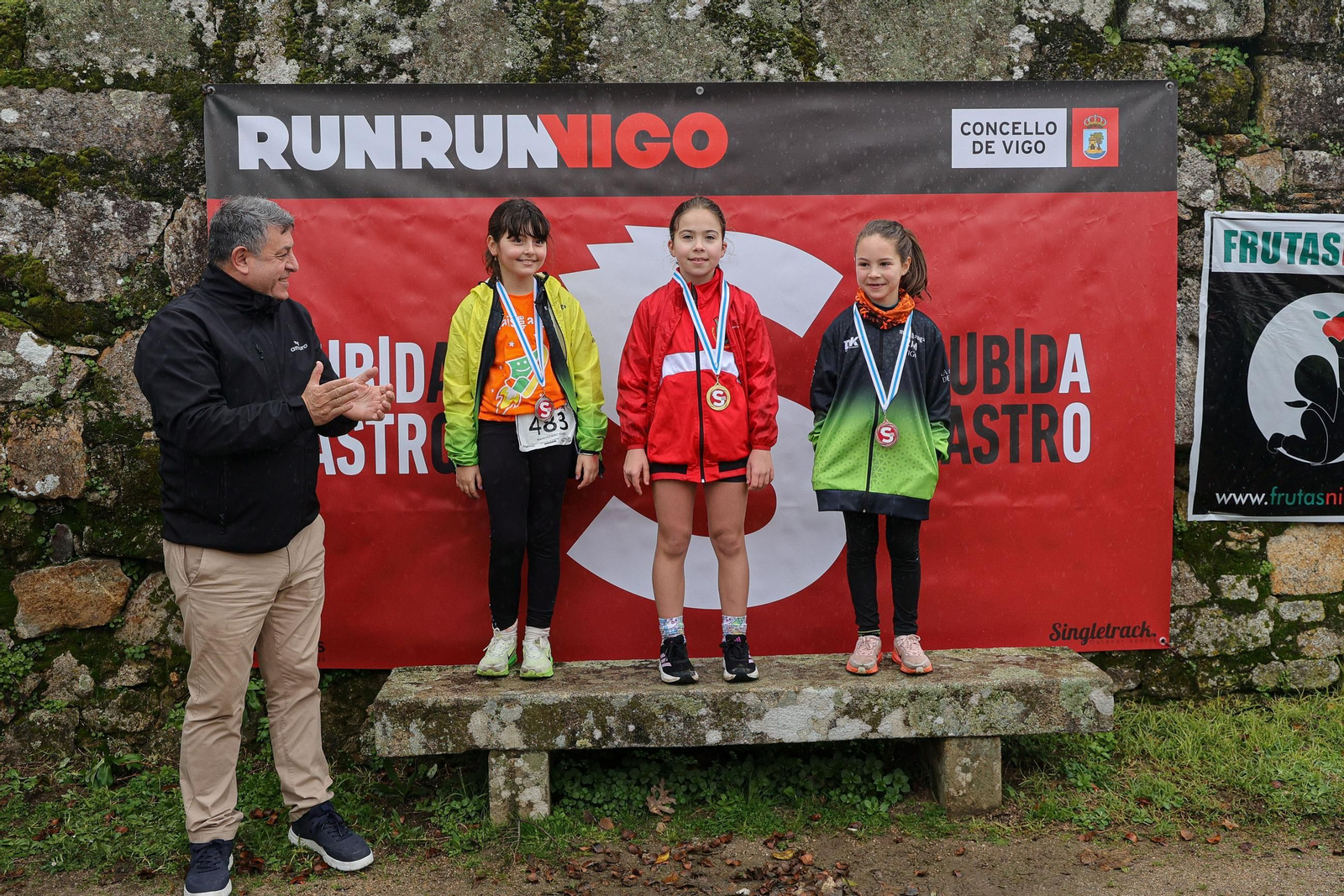 Galería | Cientos de atletas aguantan la lluvia en la Subida ao Castro