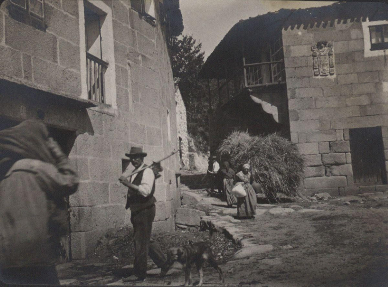 Esta foto da “casa do Penelas” na rúa das Quintas de Piñor retrata fielmente a vestimenta e labores dos anos 30 nun pobo de Galicia.
