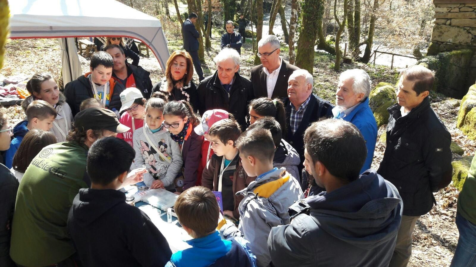 Los representantes políticos y los escolares en el río Barbantiño.
