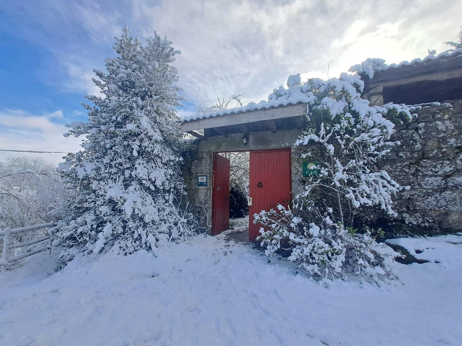 La entrada al Caserío da Castiñeira, en Montederramo, totalmente nevado.