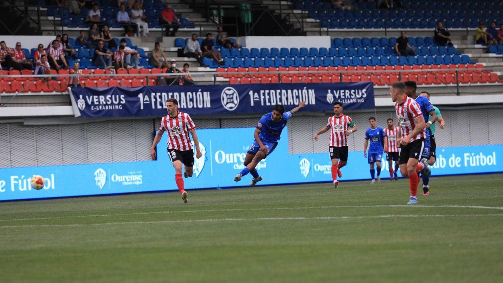 El centrocampista César Moreno.