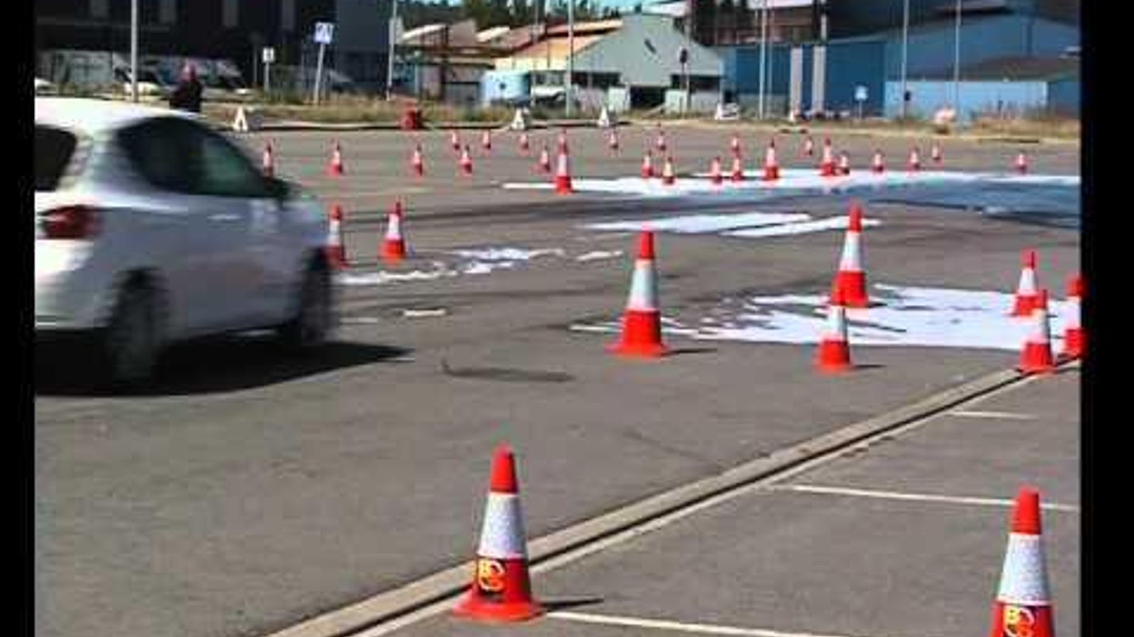 Existen cursos para aprender a conducir bajo condiciones complicadas.