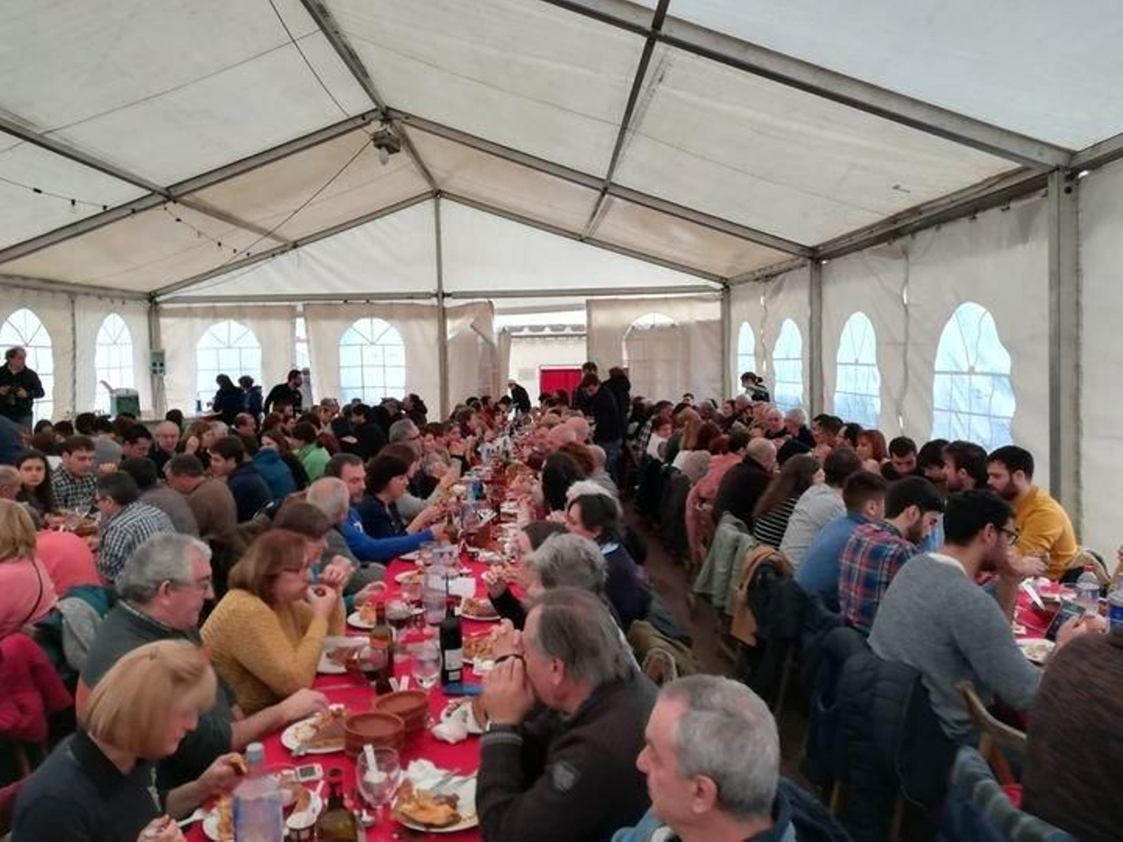Asistentes a la Festa de la Empanada de Costrelas, en la carpa instalada en el Campo de San Roque.