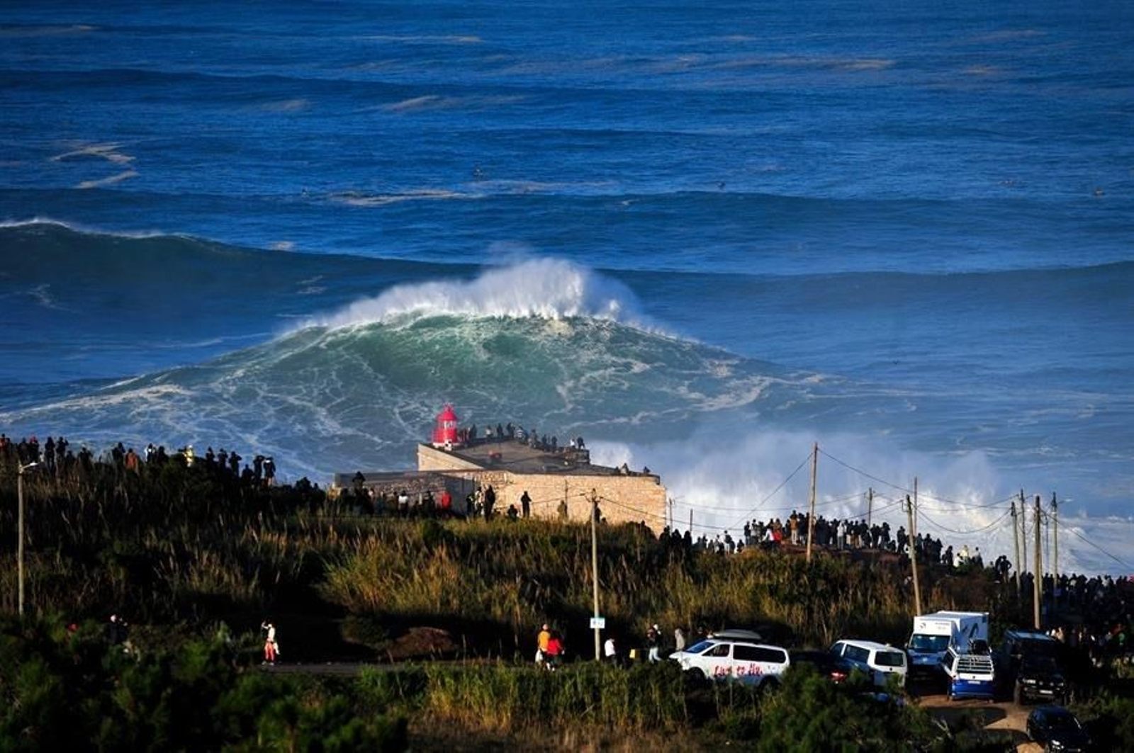 Un surfista monta una de las olas gigantes generadas por el huracán Epsilon en el Atlántico Norte a su llegada a la Praia do Norte, en Nazaré, Portugal, este jueves.EFE/ Carlos Barroso