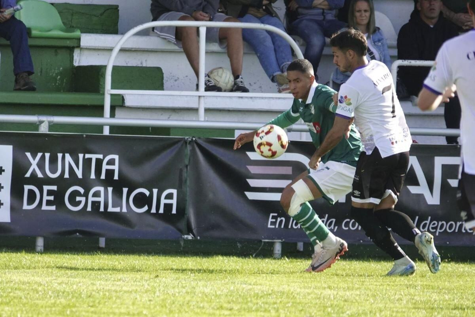 Johan trata de superar a un rival en el anterior partido en O Vao.