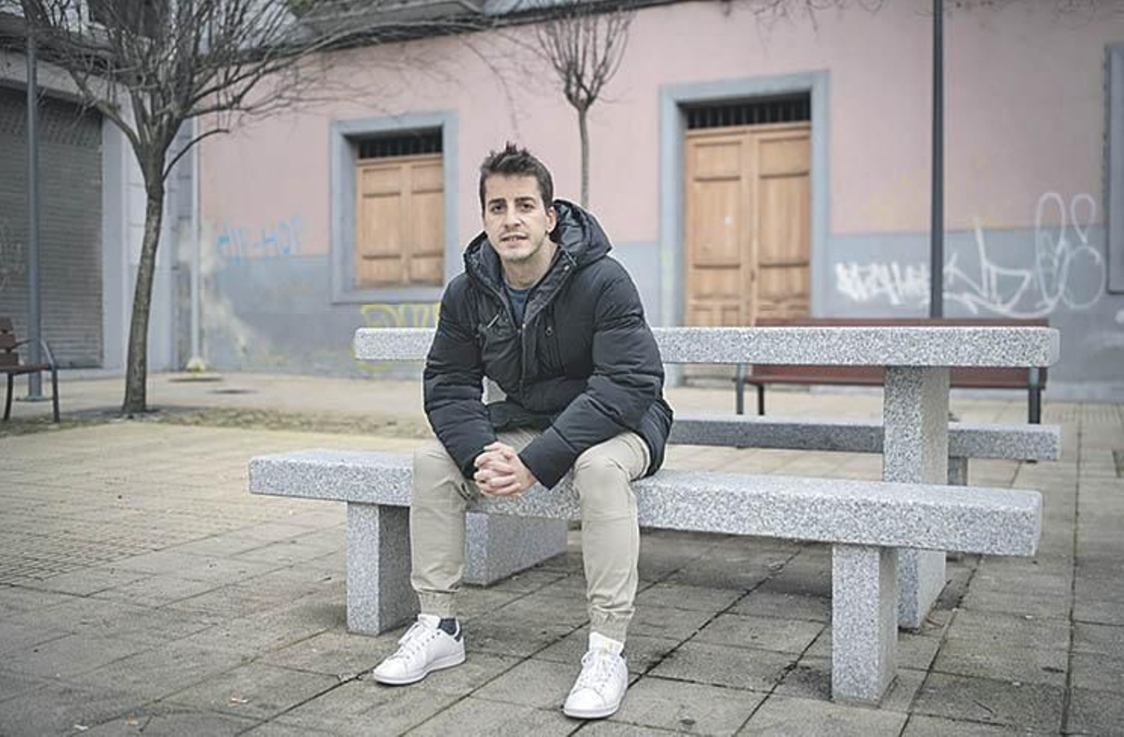 El nuevo entrenador del Loñoá, Ángel Prada, en la Praza do Couto.