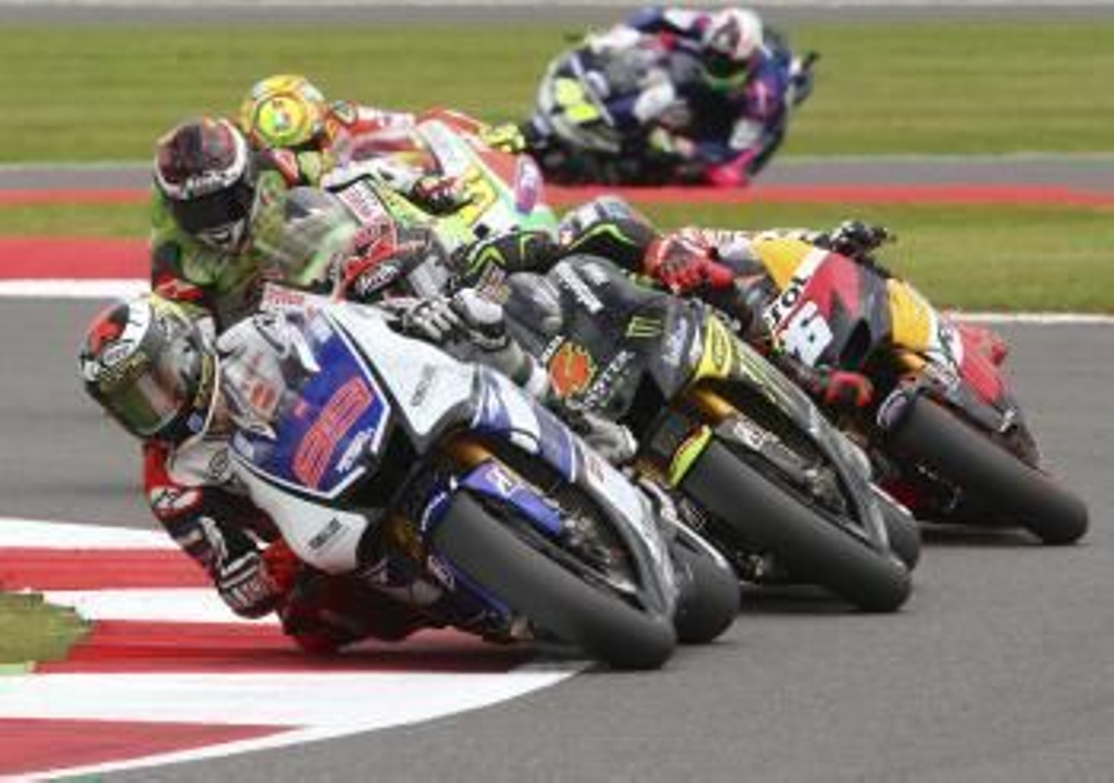 Jorge Lorenzo pilota en primera posición en la carrera de MotoGP del Gran Premio de Gran Bretaña.