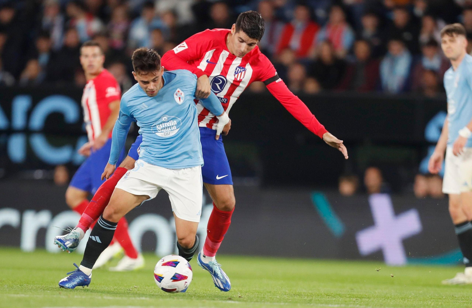 Partido entre el Celta y el Atlético de Madrid. // J.V. Landín